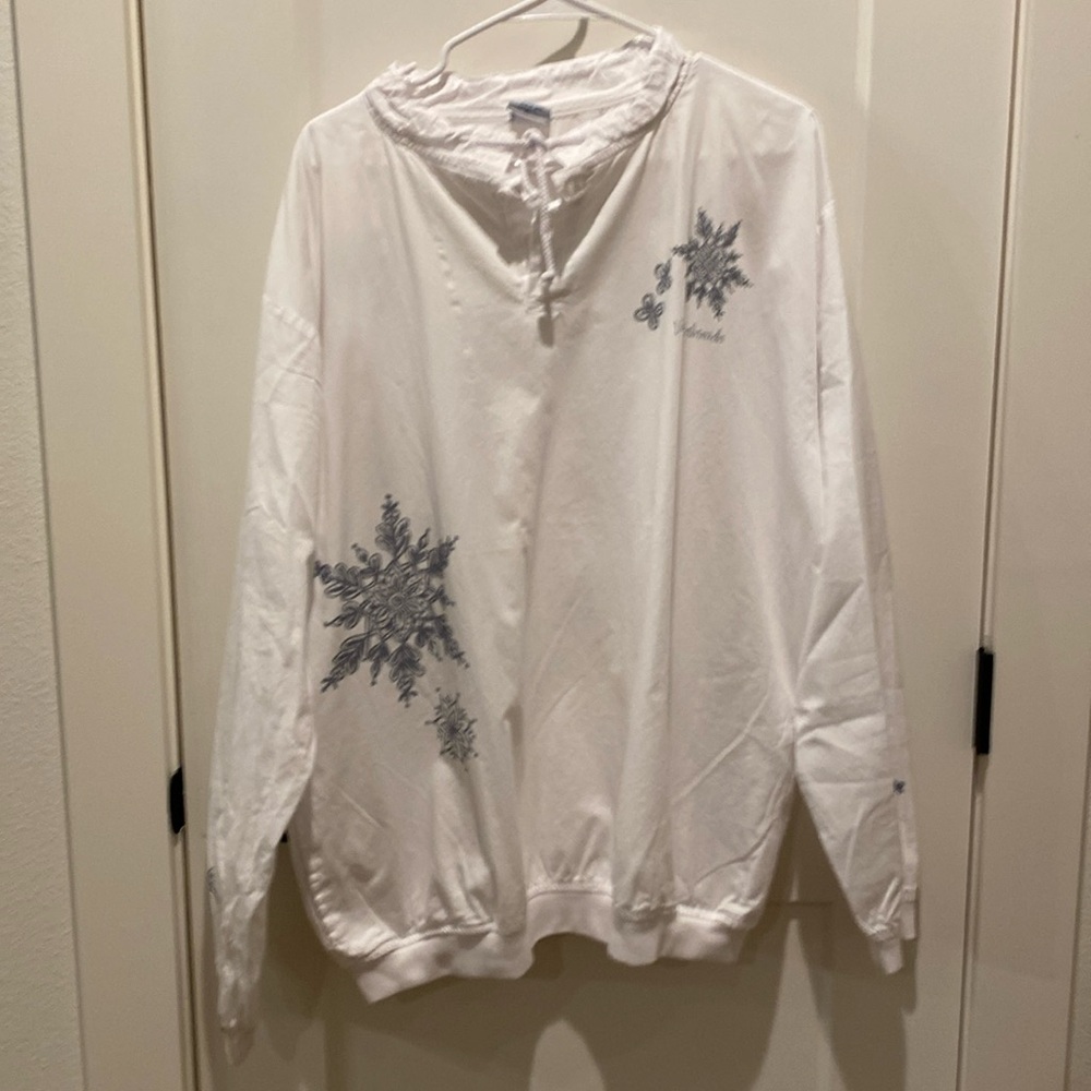 Crazy Shirts Ladies Cotton Pullover. White w/Silver Snowflakes from Vail, CO